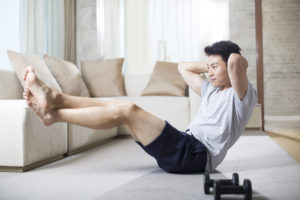 hombre haciendo ejercicio en su casa